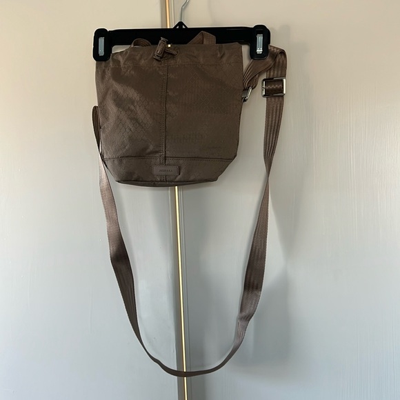 Athleta Excursion Crossbody Water Bottle Sling / Bucket Bag, Deep Taupe (Pyrite) - Picture 3 of 5